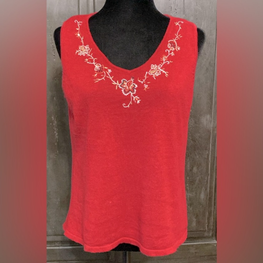 Red sleeveless sweater tank w/embroidery design.L